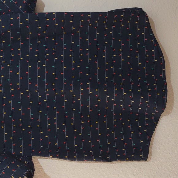 SLIGHTLY USED AN ORIGINAL PENGUIN SHORT SLEEVE SHIRT WITH CHRISTMAS LIGHT PRINT - Picture 9 of 9